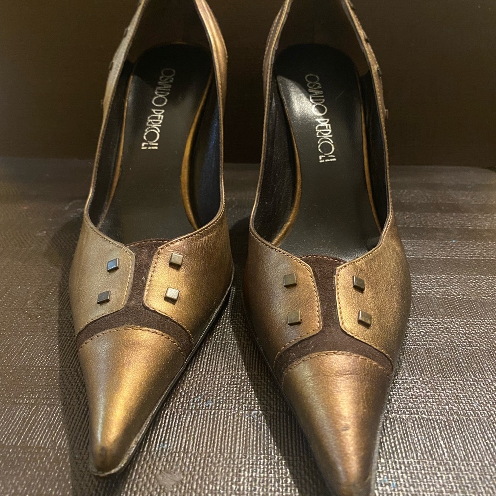 Women brand new leather pumps